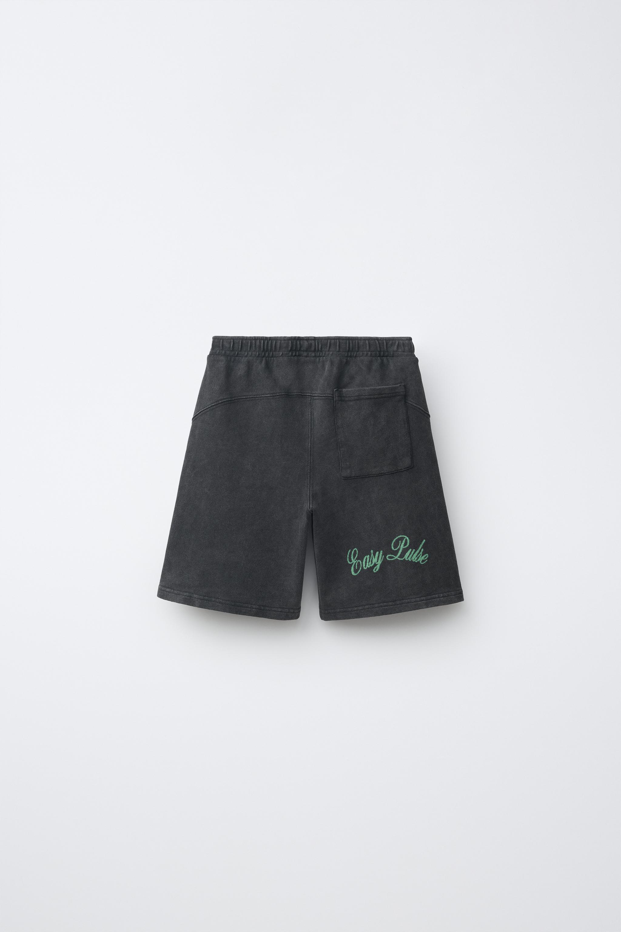 SHORT EFFET DÉLAVÉ À INSCRIPTION